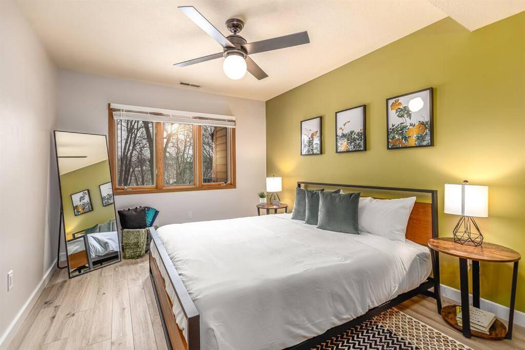 Peaceful 2-Bedroom Townhome Retreat W/Wooded View กาลีนา ภายนอก รูปภาพ