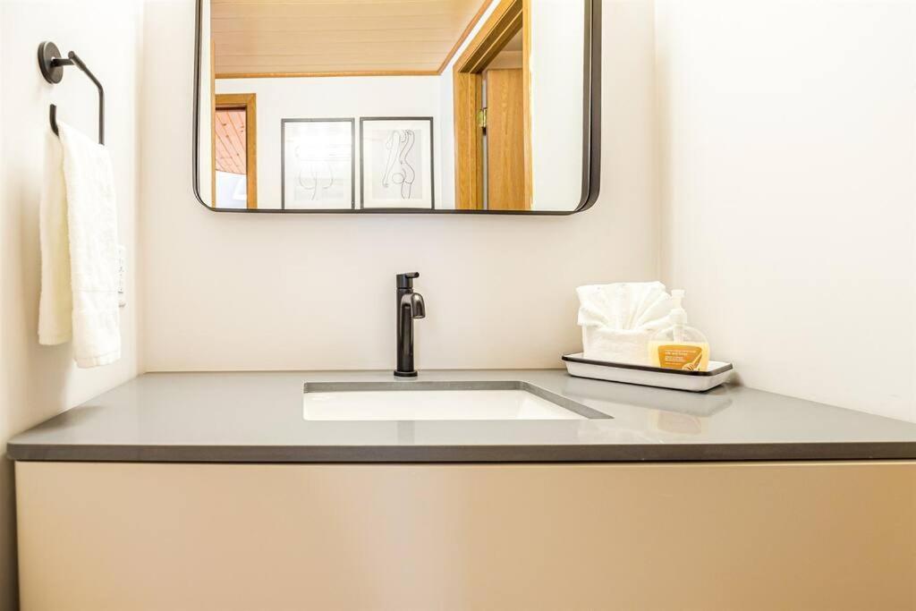 Peaceful 2-Bedroom Townhome Retreat W/Wooded View กาลีนา ภายนอก รูปภาพ