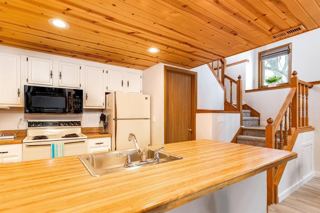 Peaceful 2-Bedroom Townhome Retreat W/Wooded View กาลีนา ภายนอก รูปภาพ