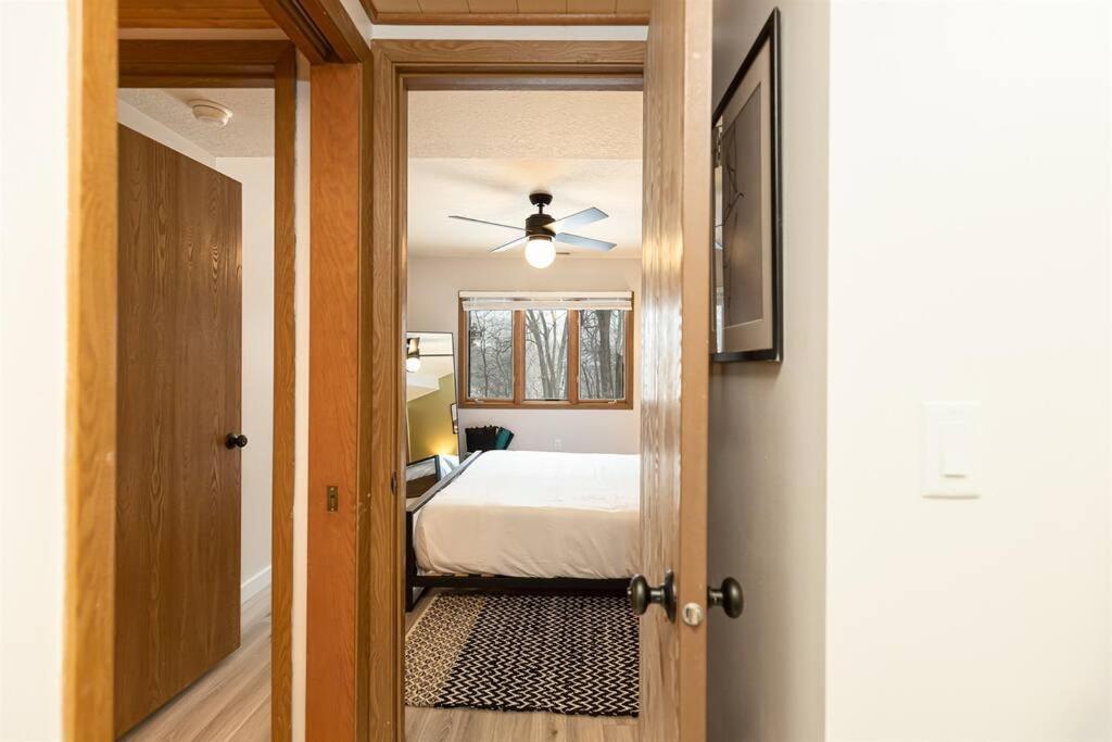 Peaceful 2-Bedroom Townhome Retreat W/Wooded View กาลีนา ภายนอก รูปภาพ
