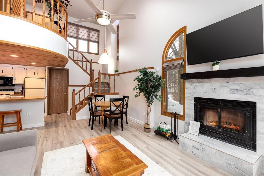 Peaceful 2-Bedroom Townhome Retreat W/Wooded View กาลีนา ภายนอก รูปภาพ