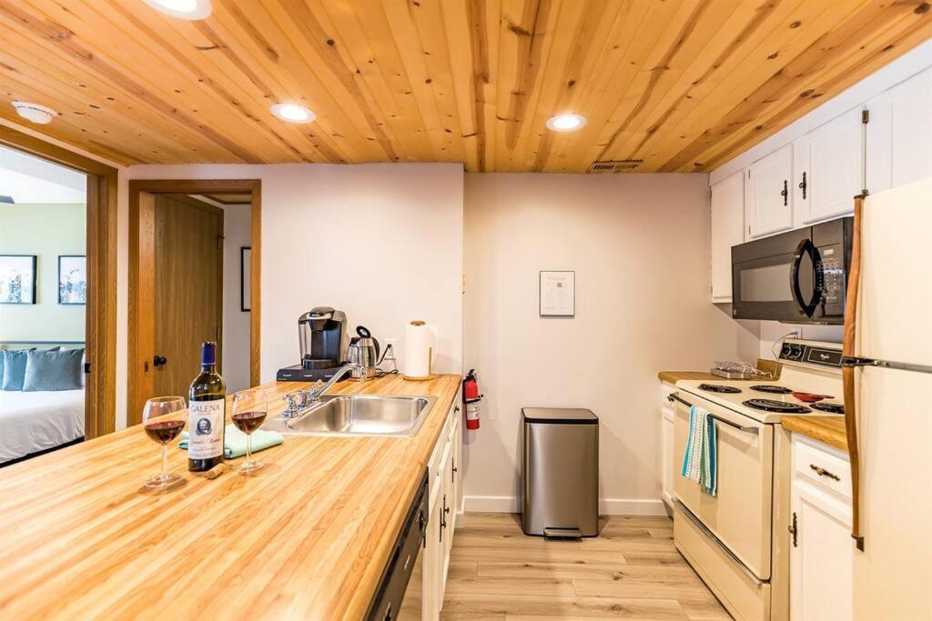 Peaceful 2-Bedroom Townhome Retreat W/Wooded View กาลีนา ภายนอก รูปภาพ