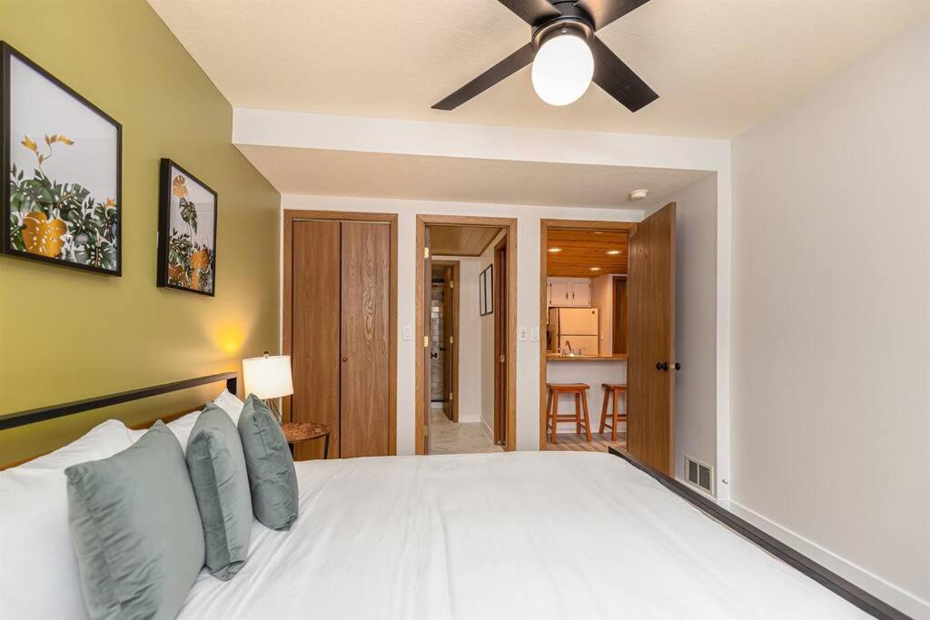 Peaceful 2-Bedroom Townhome Retreat W/Wooded View กาลีนา ภายนอก รูปภาพ